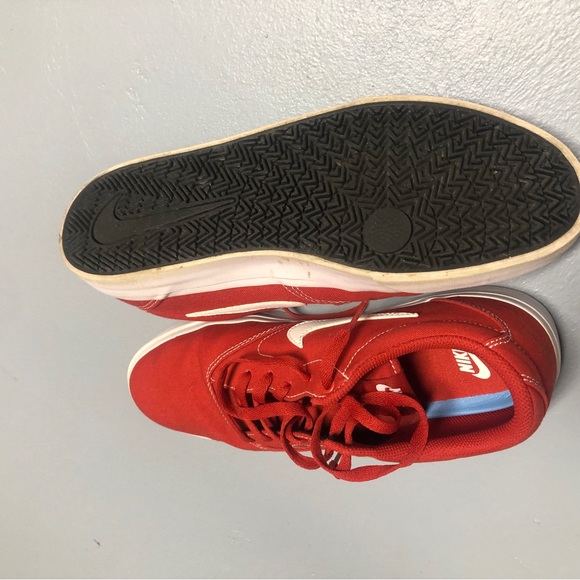 Men’s Nike tennis shoes in bright red! - Picture 3 of 6